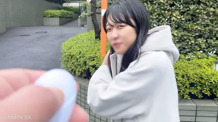 fc2-ppv-4661583-990分，直到22日！第一次拍攝-21歲的美麗胸排的女兒，帶有遠程振動器的可恥遊戲。她用敏感的貓很難暨